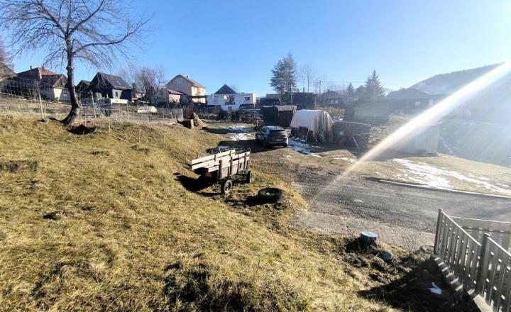 SLNEČNÝ POZEMOK POD KRÁĽOVOU HOĽOU NA STAVBU CHATY ROD.DOMU INTRAVILÁN V TOP LOKALITE ŠUMIAC HOREHRONIE - fotografia 12