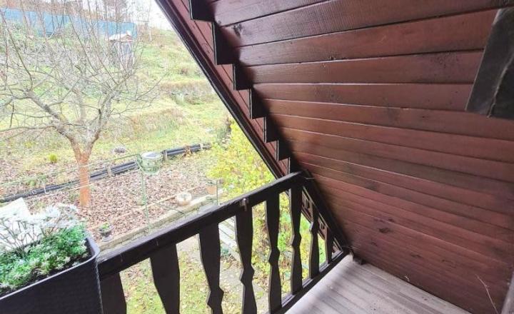 AKTUALIZOVANÁ CENA!! MUROVANÁ ZÁHRADNÁ CHATKA 3 IZBY PLUS KUCHYŇA REKONŠTRUOVANÁ ÚŽASNÉ VÝHĽADY, SLNEČNÁ ČASŤ-PADLIČKOVO-10 MINÚT OD MÝTA POD ĎUMBIEROM,POZEMOK 382 M2 ASF.PRÍST.CESTOU - fotografia 3
