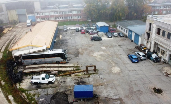Priemyselný areál s garážami a administratívnym zázemím - fotografia 5