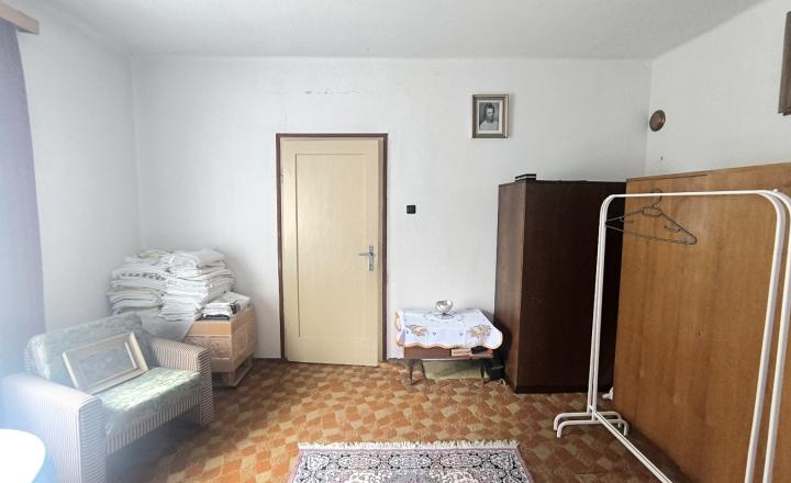 RD VYUŽITEĽNÝ AJ AKO CHALUPA, VHODNÝ NA BÝVANIE PODNIKANIE /PREDAJŇA,ZMRZLINA,KAVIAREŇ,REŠTAURÁCIA,ATĎ./ NA STRATEGICKOM MIESTE V CENTRE MÝTO POD ĎUMBIEROM - fotografia 4