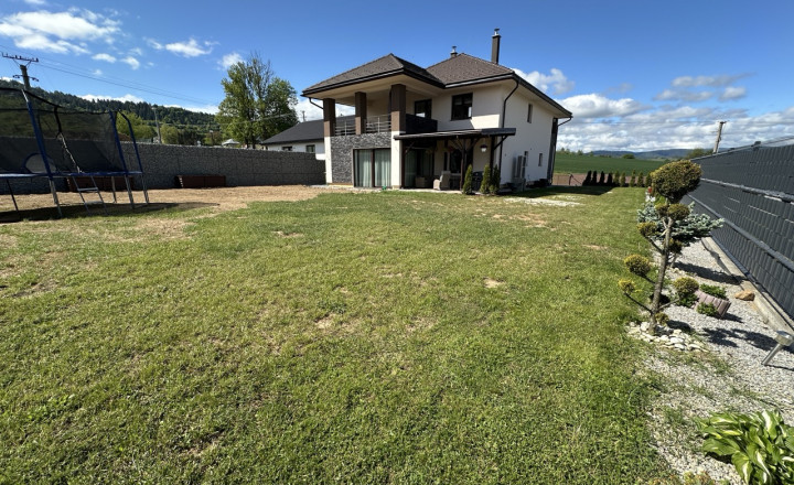 Skolaudovaná novostavba, nová terasa, nový plot nová skalka