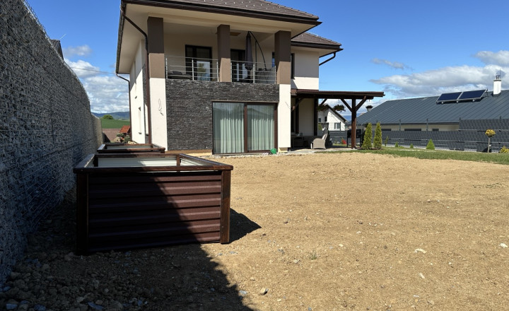 Skolaudovaná novostavba, nová terasa, nový plot nová skalka - fotografia 8