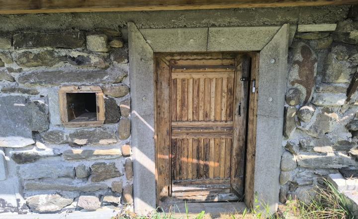 NÁDHERNÁ DREVENICA NOVÁ STRECHA, NOVÁ ELEKTRINA, STUDŇA, SO SLNEČNÝM POZEMKOM /538M2/ TICHÁ LOKALITA POHORELÁ HOREHRONIE - fotografia 5