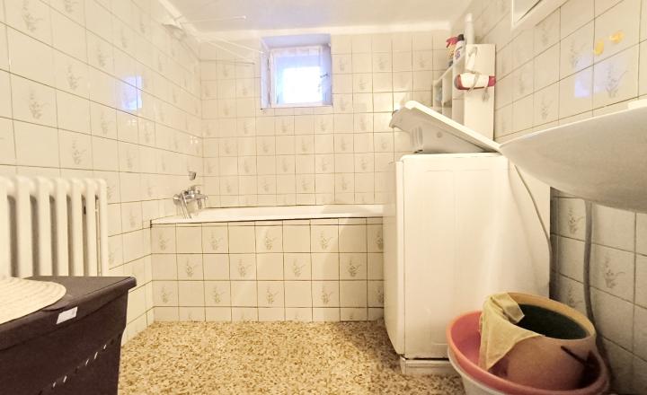 DVOJGENERAČNÝ DOM S DVOMI BYTOVÝMI JEDNOTKAMI A ODDELENÝMI VCHODMI S KRÁSNYM SLNEČNÝM POZEMKOM V SUPER LOKALITE OBCE HEĽPA HOREHRONIE - fotografia 6