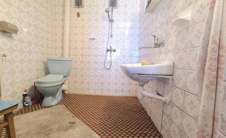 DVOJGENERAČNÝ DOM S DVOMI BYTOVÝMI JEDNOTKAMI A ODDELENÝMI VCHODMI S KRÁSNYM SLNEČNÝM POZEMKOM V SUPER LOKALITE OBCE HEĽPA HOREHRONIE - fotografia 9