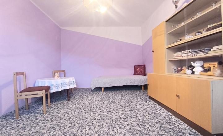 DVOJGENERAČNÝ DOM S DVOMI BYTOVÝMI JEDNOTKAMI A ODDELENÝMI VCHODMI S KRÁSNYM SLNEČNÝM POZEMKOM V SUPER LOKALITE OBCE HEĽPA HOREHRONIE - fotografia 24
