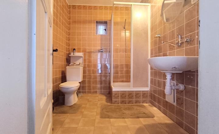 DVOJGENERAČNÝ DOM S DVOMI BYTOVÝMI JEDNOTKAMI A ODDELENÝMI VCHODMI S KRÁSNYM SLNEČNÝM POZEMKOM V SUPER LOKALITE OBCE HEĽPA HOREHRONIE - fotografia 19