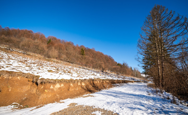 STAVEBNÝ POZEMOK SO STAVEBNÝM POVOLENÍM oproti VLEK 1112 M2 - fotografia 9