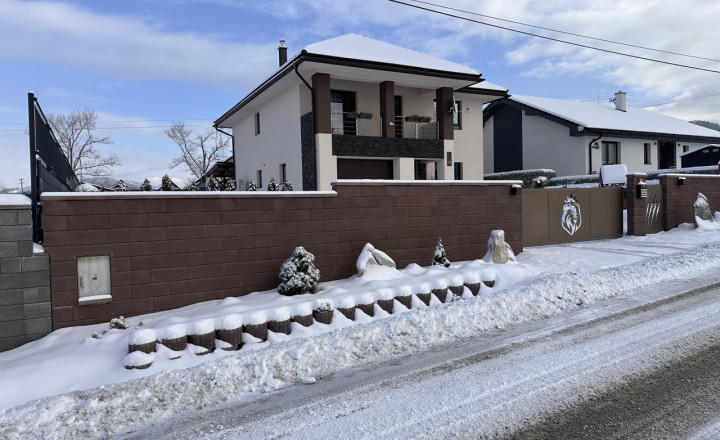Skolaudovaná novostavba, nová terasa, nový plot nová skalka - fotografia 14