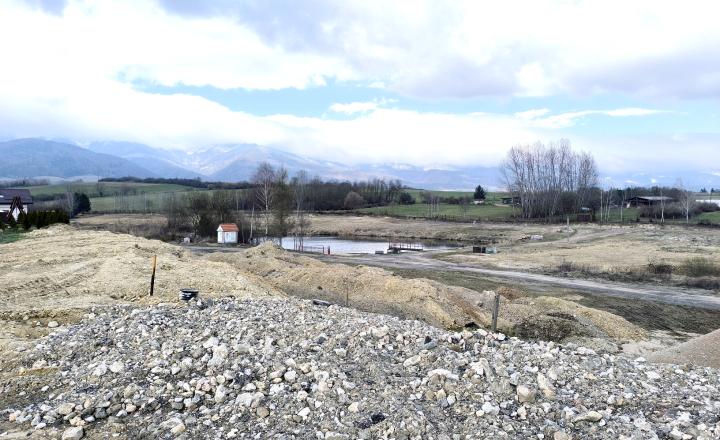 POZEMOK PRI JAZERE 2 MINÚTY OD LYŽ.VLEKU ELEKTRINA VRT VODA POLOMKA HOREHRONIE AJ AKO INVESTÍČNÝ - fotografia 6