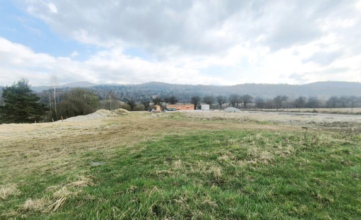 POZEMOK PRI JAZERE 2 MINÚTY OD LYŽ.VLEKU ELEKTRINA VRT VODA POLOMKA HOREHRONIE AJ AKO INVESTÍČNÝ - fotografia 9