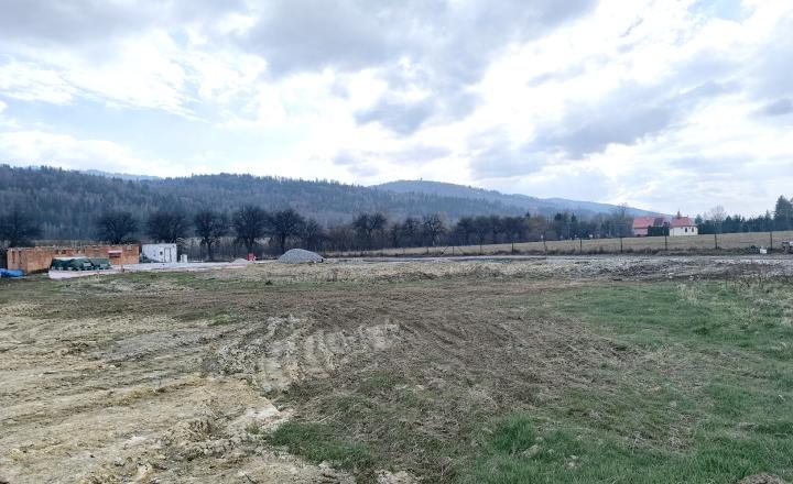 MAXIMÁLNE SÚKROMIE S JAZEROM, S ÚŽASNÝMI VÝHĽADMI NA KRÁĽOVU HOĽU,MURÁNSKU PLANINU A SLOVENSKÉ RUDOHORIE- VELIKÁNSKY SLNEČNÝ POZEMOK - fotografia 1