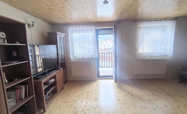 EXKLUZÍVNA PONUKA: RODINNÝ DOM PLUS 2 APARTMÁNY, DVE GARÁŽE, S VÝHĽADOM NA LYŽIARSKY VLEK TELGÁRT HOREHRONIE