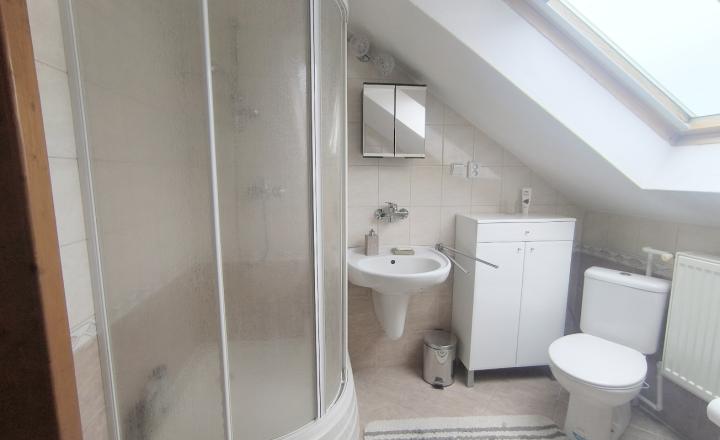EXKLUZÍVNA PONUKA: RODINNÝ DOM PLUS 2 APARTMÁNY, DVE GARÁŽE, S VÝHĽADOM NA LYŽIARSKY VLEK TELGÁRT HOREHRONIE - fotografia 3