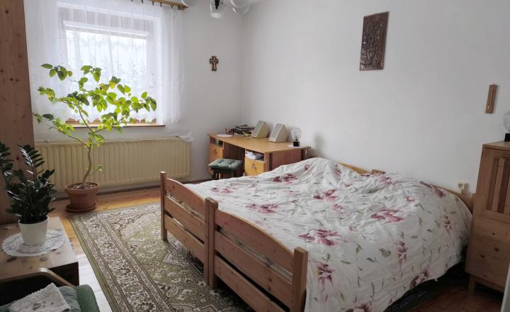 EXKLUZÍVNA PONUKA: RODINNÝ DOM PLUS 2 APARTMÁNY, DVE GARÁŽE, S VÝHĽADOM NA LYŽIARSKY VLEK TELGÁRT HOREHRONIE - fotografia 4