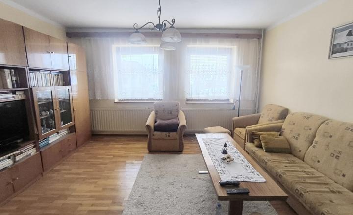 EXKLUZÍVNA PONUKA: RODINNÝ DOM PLUS 2 APARTMÁNY, DVE GARÁŽE, S VÝHĽADOM NA LYŽIARSKY VLEK TELGÁRT HOREHRONIE - fotografia 5