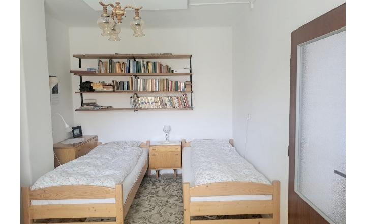 EXKLUZÍVNA PONUKA: RODINNÝ DOM PLUS 2 APARTMÁNY, DVE GARÁŽE, S VÝHĽADOM NA LYŽIARSKY VLEK TELGÁRT HOREHRONIE - fotografia 9