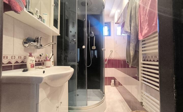 EXKLUZÍVNA PONUKA: RODINNÝ DOM PLUS 2 APARTMÁNY, DVE GARÁŽE, S VÝHĽADOM NA LYŽIARSKY VLEK TELGÁRT HOREHRONIE - fotografia 10