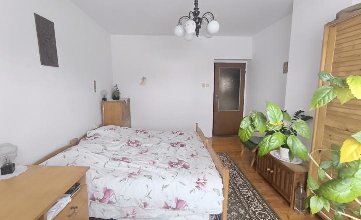 EXKLUZÍVNA PONUKA: RODINNÝ DOM PLUS 2 APARTMÁNY, DVE GARÁŽE, S VÝHĽADOM NA LYŽIARSKY VLEK TELGÁRT HOREHRONIE - fotografia 11