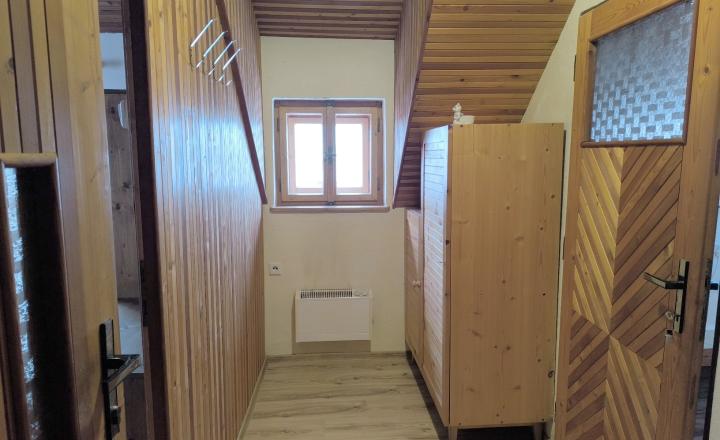 EXKLUZÍVNA PONUKA: RODINNÝ DOM PLUS 2 APARTMÁNY, DVE GARÁŽE, S VÝHĽADOM NA LYŽIARSKY VLEK TELGÁRT HOREHRONIE - fotografia 18