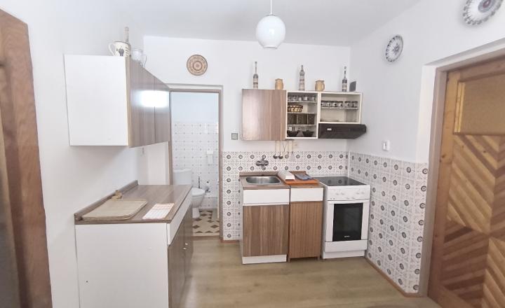 EXKLUZÍVNA PONUKA: RODINNÝ DOM PLUS 2 APARTMÁNY, DVE GARÁŽE, S VÝHĽADOM NA LYŽIARSKY VLEK TELGÁRT HOREHRONIE - fotografia 20
