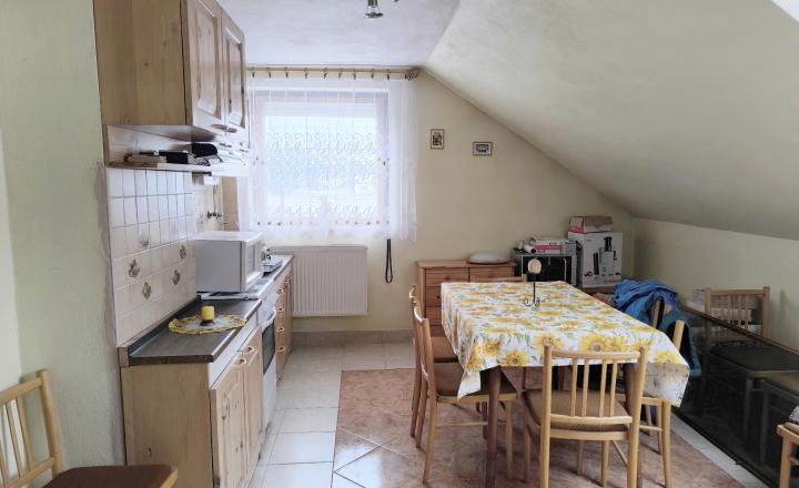 EXKLUZÍVNA PONUKA: RODINNÝ DOM PLUS 2 APARTMÁNY, DVE GARÁŽE, S VÝHĽADOM NA LYŽIARSKY VLEK TELGÁRT HOREHRONIE - fotografia 26