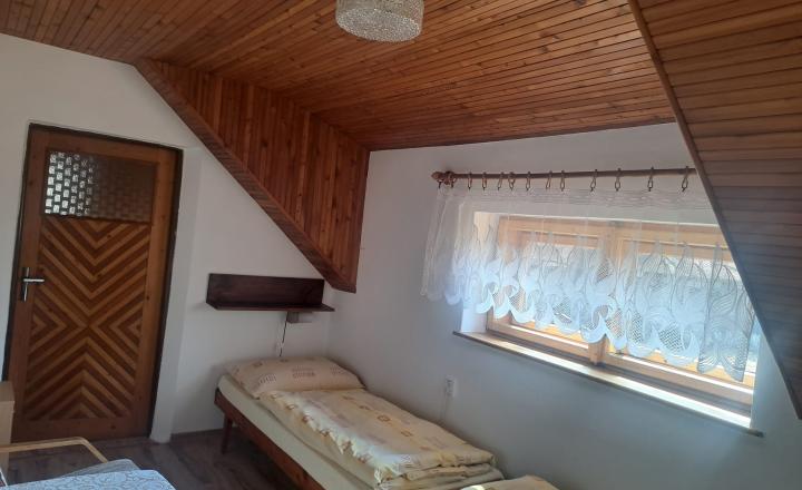 EXKLUZÍVNA PONUKA: RODINNÝ DOM PLUS 2 APARTMÁNY, DVE GARÁŽE, S VÝHĽADOM NA LYŽIARSKY VLEK TELGÁRT HOREHRONIE - fotografia 28