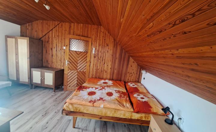EXKLUZÍVNA PONUKA: RODINNÝ DOM PLUS 2 APARTMÁNY, DVE GARÁŽE, S VÝHĽADOM NA LYŽIARSKY VLEK TELGÁRT HOREHRONIE - fotografia 32