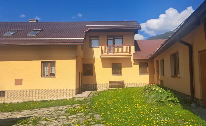 EXKLUZÍVNA PONUKA: RODINNÝ DOM PLUS 2 APARTMÁNY, DVE GARÁŽE, S VÝHĽADOM NA LYŽIARSKY VLEK TELGÁRT HOREHRONIE - fotografia 34