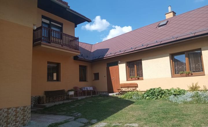 EXKLUZÍVNA PONUKA: RODINNÝ DOM PLUS 2 APARTMÁNY, DVE GARÁŽE, S VÝHĽADOM NA LYŽIARSKY VLEK TELGÁRT HOREHRONIE - fotografia 35