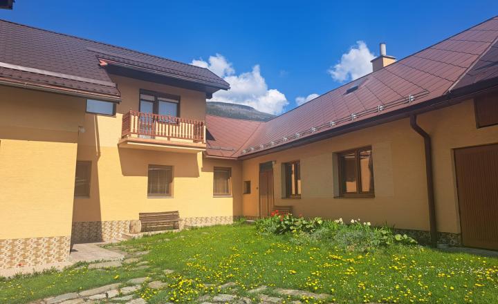 EXKLUZÍVNA PONUKA: RODINNÝ DOM PLUS 2 APARTMÁNY, DVE GARÁŽE, S VÝHĽADOM NA LYŽIARSKY VLEK TELGÁRT HOREHRONIE - fotografia 36