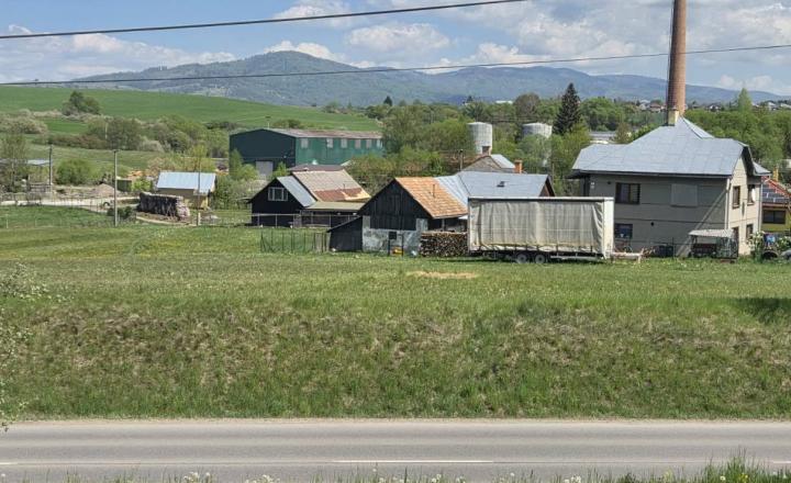 Na predaj stavebný,rovinatý a slnečný pozemok Brezno-Mazorníkovo