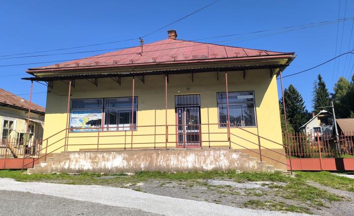 AKTUALIZÁCIA CENY!! VÝHODNÁ INVESTÍCIA: ZAUJÍMAVÁ NEHNUTEĽNOSŤ VHODNÁ NA MNOHO VYUŽITÍ!! KRÁSNA ROVINATÁ SLNEČNÁ ZÁHRADA, TRI GARÁŽE, PRI PLYTKOM POTOČIKU