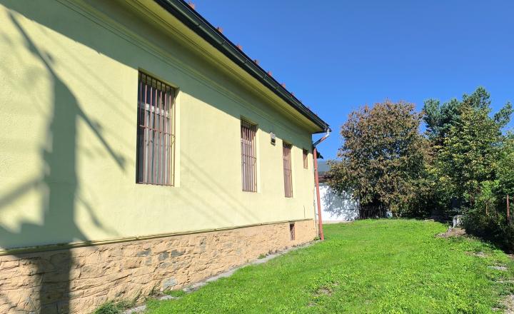 AKTUALIZÁCIA CENY!! VÝHODNÁ INVESTÍCIA: ZAUJÍMAVÁ NEHNUTEĽNOSŤ VHODNÁ NA MNOHO VYUŽITÍ!! KRÁSNA ROVINATÁ SLNEČNÁ ZÁHRADA, TRI GARÁŽE, PRI PLYTKOM POTOČIKU - fotografia 4