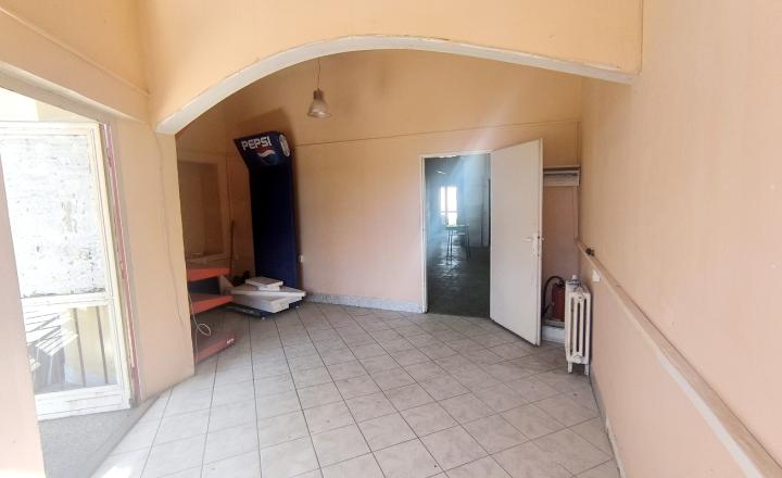 AKTUALIZÁCIA CENY!! VÝHODNÁ INVESTÍCIA: ZAUJÍMAVÁ NEHNUTEĽNOSŤ VHODNÁ NA MNOHO VYUŽITÍ!! KRÁSNA ROVINATÁ SLNEČNÁ ZÁHRADA, TRI GARÁŽE, PRI PLYTKOM POTOČIKU - fotografia 10