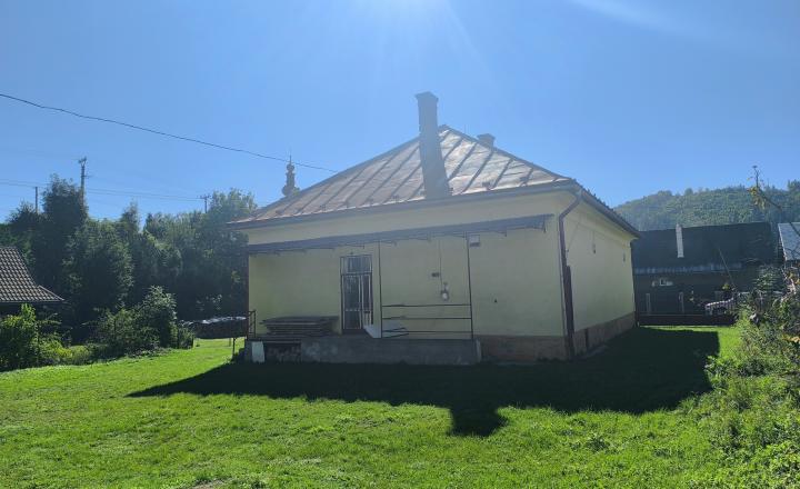 AKTUALIZÁCIA CENY! VÝHODNÁ INVESTÍCIA: ZAUJÍMAVÁ NEHNUTEĽNOSŤ VHODNÁ NA MNOHO VYUŽITÍ!! KRÁSNA ROVINATÁ SLNEČNÁ ZÁHRADA, TRI GARÁŽE, PRI PLYTKOM POTOČIKU - fotografia 1