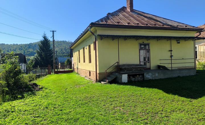 AKTUALIZÁCIA CENY! VÝHODNÁ INVESTÍCIA: ZAUJÍMAVÁ NEHNUTEĽNOSŤ VHODNÁ NA MNOHO VYUŽITÍ!! KRÁSNA ROVINATÁ SLNEČNÁ ZÁHRADA, TRI GARÁŽE, PRI PLYTKOM POTOČIKU - fotografia 3