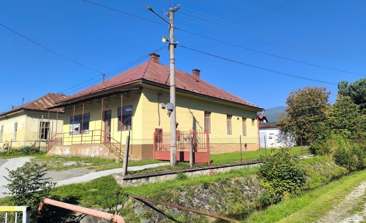 AKTUALIZÁCIA CENY! VÝHODNÁ INVESTÍCIA: ZAUJÍMAVÁ NEHNUTEĽNOSŤ VHODNÁ NA MNOHO VYUŽITÍ!! KRÁSNA ROVINATÁ SLNEČNÁ ZÁHRADA, TRI GARÁŽE, PRI PLYTKOM POTOČIKU - fotografia 5