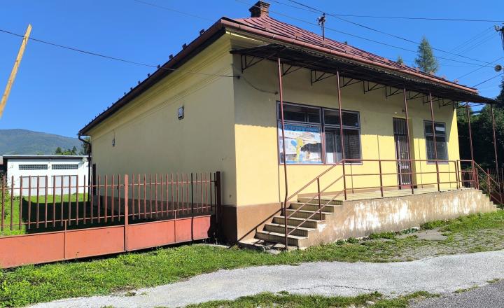 AKTUALIZÁCIA CENY! VÝHODNÁ INVESTÍCIA: ZAUJÍMAVÁ NEHNUTEĽNOSŤ VHODNÁ NA MNOHO VYUŽITÍ!! KRÁSNA ROVINATÁ SLNEČNÁ ZÁHRADA, TRI GARÁŽE, PRI PLYTKOM POTOČIKU - fotografia 7