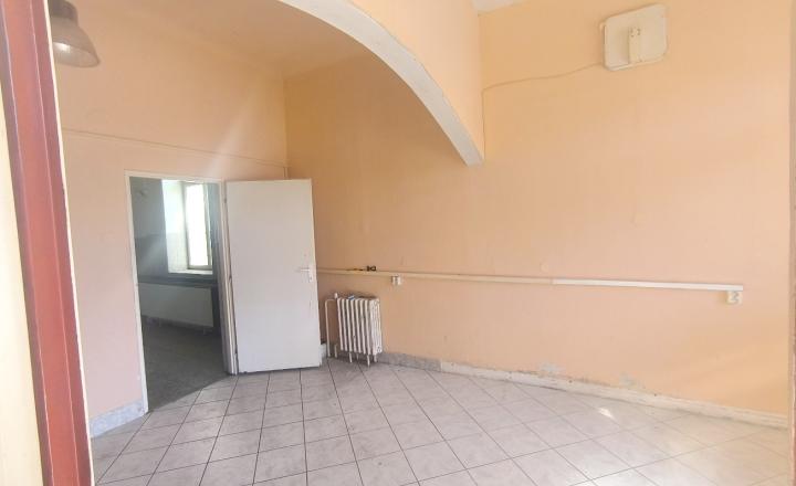 AKTUALIZÁCIA CENY! VÝHODNÁ INVESTÍCIA: ZAUJÍMAVÁ NEHNUTEĽNOSŤ VHODNÁ NA MNOHO VYUŽITÍ!! KRÁSNA ROVINATÁ SLNEČNÁ ZÁHRADA, TRI GARÁŽE, PRI PLYTKOM POTOČIKU - fotografia 9