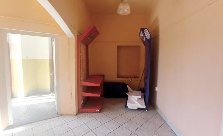 AKTUALIZÁCIA CENY! VÝHODNÁ INVESTÍCIA: ZAUJÍMAVÁ NEHNUTEĽNOSŤ VHODNÁ NA MNOHO VYUŽITÍ!! KRÁSNA ROVINATÁ SLNEČNÁ ZÁHRADA, TRI GARÁŽE, PRI PLYTKOM POTOČIKU - fotografia 11