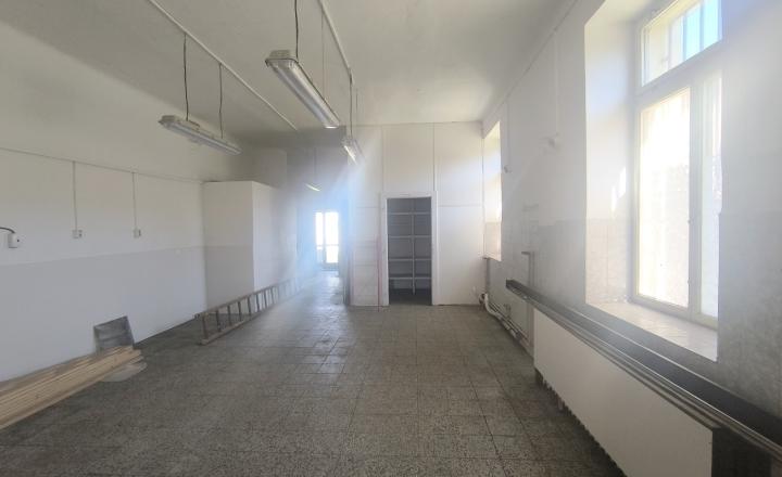 AKTUALIZÁCIA CENY! VÝHODNÁ INVESTÍCIA: ZAUJÍMAVÁ NEHNUTEĽNOSŤ VHODNÁ NA MNOHO VYUŽITÍ!! KRÁSNA ROVINATÁ SLNEČNÁ ZÁHRADA, TRI GARÁŽE, PRI PLYTKOM POTOČIKU - fotografia 12