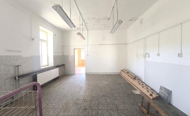 AKTUALIZÁCIA CENY! VÝHODNÁ INVESTÍCIA: ZAUJÍMAVÁ NEHNUTEĽNOSŤ VHODNÁ NA MNOHO VYUŽITÍ!! KRÁSNA ROVINATÁ SLNEČNÁ ZÁHRADA, TRI GARÁŽE, PRI PLYTKOM POTOČIKU - fotografia 13