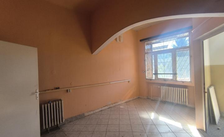 AKTUALIZÁCIA CENY! VÝHODNÁ INVESTÍCIA: ZAUJÍMAVÁ NEHNUTEĽNOSŤ VHODNÁ NA MNOHO VYUŽITÍ!! KRÁSNA ROVINATÁ SLNEČNÁ ZÁHRADA, TRI GARÁŽE, PRI PLYTKOM POTOČIKU - fotografia 14