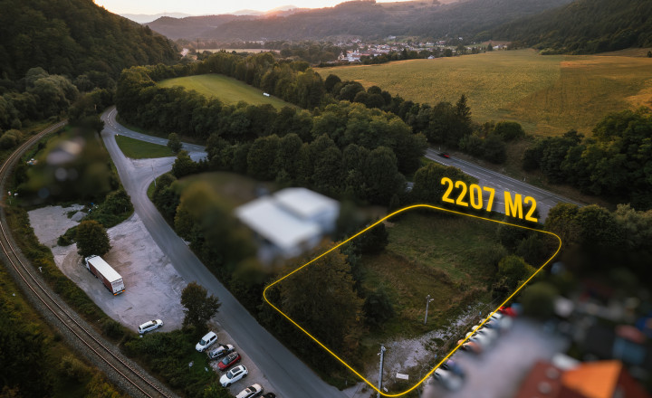 Komerčný pozemok 2207m2 s IS pri reštaurácii Grajciar - fotografia 1