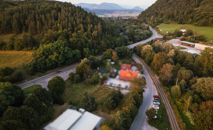 Komerčný pozemok 2207m2 s IS pri reštaurácii Grajciar - fotografia 2