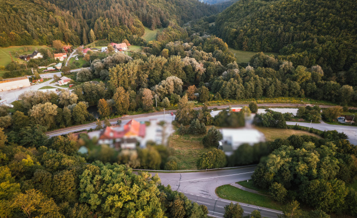 Komerčný pozemok 2207m2 s IS pri reštaurácii Grajciar - fotografia 5
