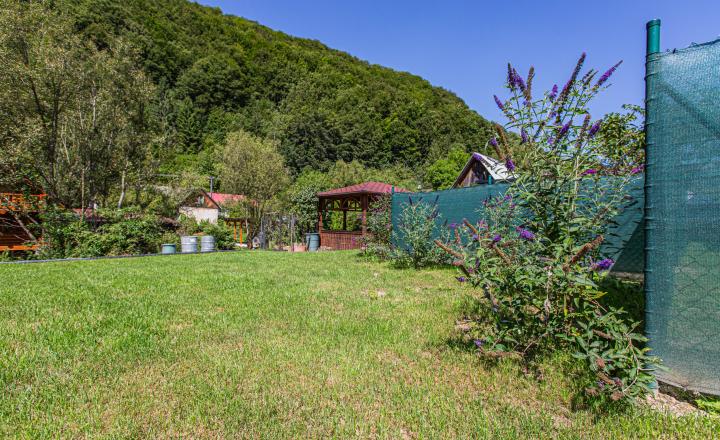Krásne bývanie - 3i byt s altánkom a veľkou záhradou 318 m2 - fotografia 31
