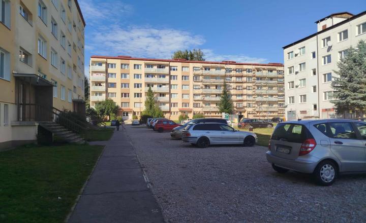 NAJLACNEJŠÍ VEĽKÝ 2 IZBOVÝ BYT, Z KTORÉHO JE MOŽNÉ PO JEDNODUCHEJ ÚPRAVE UROBIŤ 3 IZBOVÝ, AJ AKO INVESTIČNÝ KÚPOU VOĽNÝ - fotografia 1