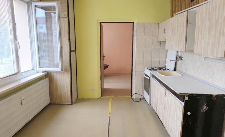 NAJLACNEJŠÍ VEĽKÝ 2 IZBOVÝ BYT, Z KTORÉHO JE MOŽNÉ PO JEDNODUCHEJ ÚPRAVE UROBIŤ 3 IZBOVÝ, AJ AKO INVESTIČNÝ KÚPOU VOĽNÝ - fotografia 2